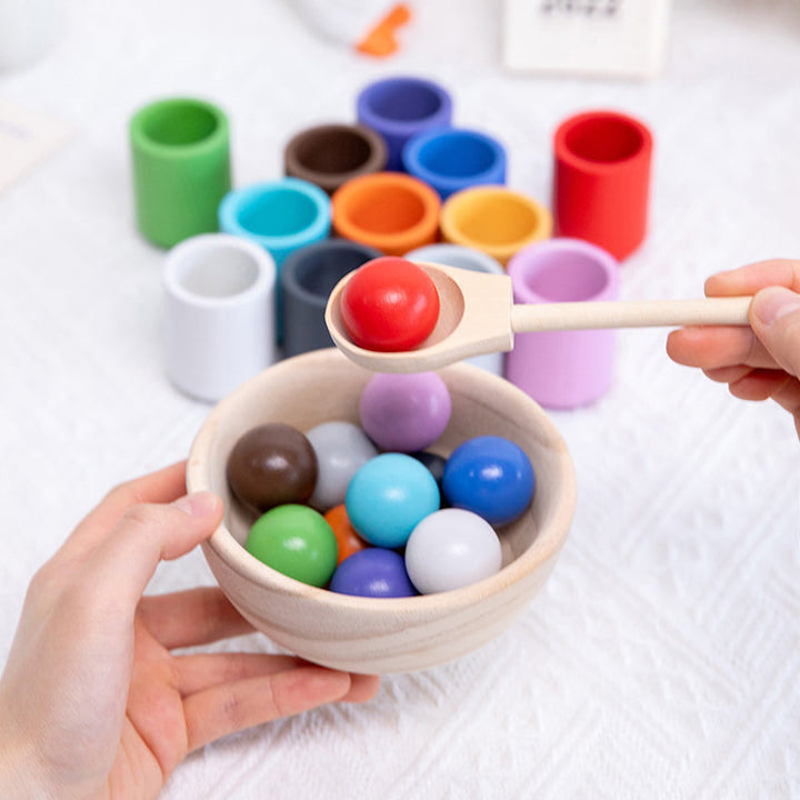 Lekfull inlärning med Montessori koppar och bollar, utformad för att vara säker och robust för barn.