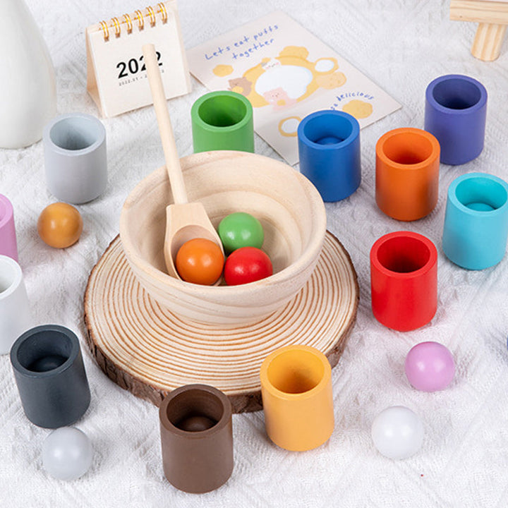 Montessori träleksak: färgglada koppar och bollar som uppmuntrar till aktivt och engagerande spel för barn.
