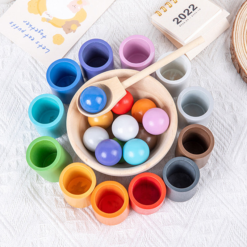 Montessori kopp- och bolleksak i trä med färgglada bollar för barn, stimulerar finmotorik och färglära.