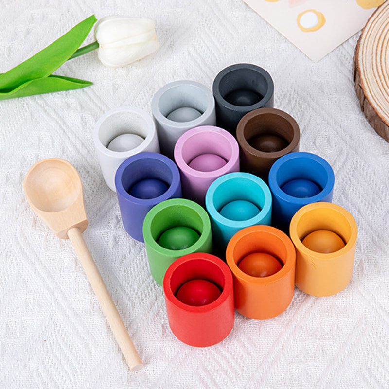 Barn leker med färgglada Montessori-koppar och bollar, utvecklar finmotorik och färgigenkänning.