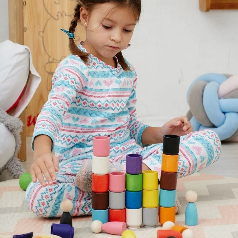 Montessori kopp- och bolleksak detaljbild med färgglada bollar och koppar för barn, pedagogisk leksak.