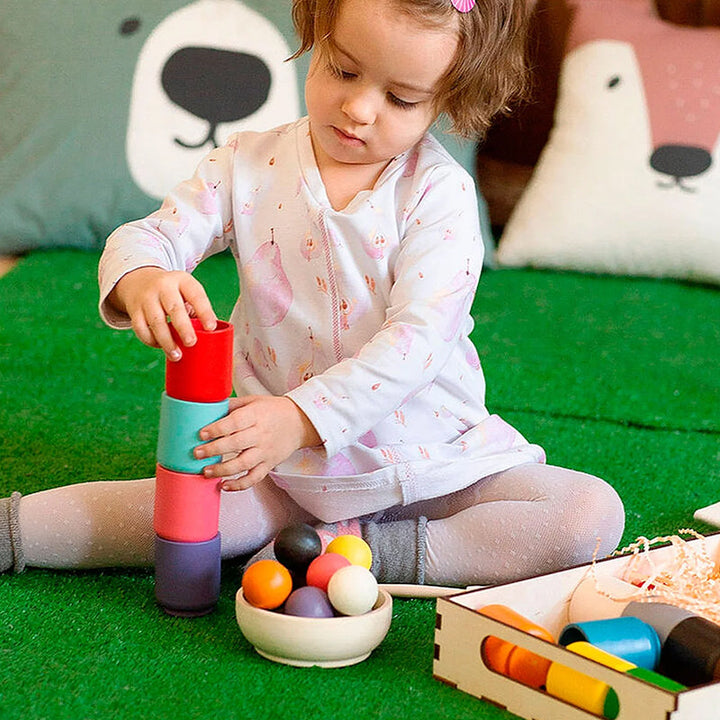 Färgglad Montessori kopp- och bolleksak visar olika färger som barn lär sig identifiera.