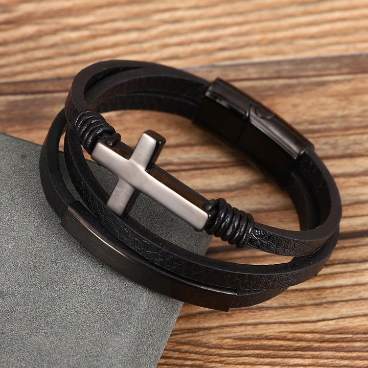 "Korsflätat flerlagers läderarmband för män, elegant och trendig design, svart, grå och guld, stil och komfort."