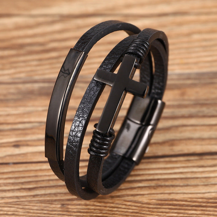 "Korsflätat flerlagers läderarmband för män, elegant och trendig design, svart, grå och guld, stil och komfort."