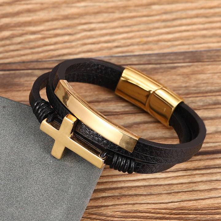 "Korsflätat flerlagers läderarmband för män, elegant och trendig design, svart, grå och guld, stil och komfort."