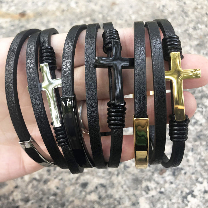 "Korsflätat flerlagers läderarmband för män, elegant och trendig design, svart, grå och guld, stil och komfort."