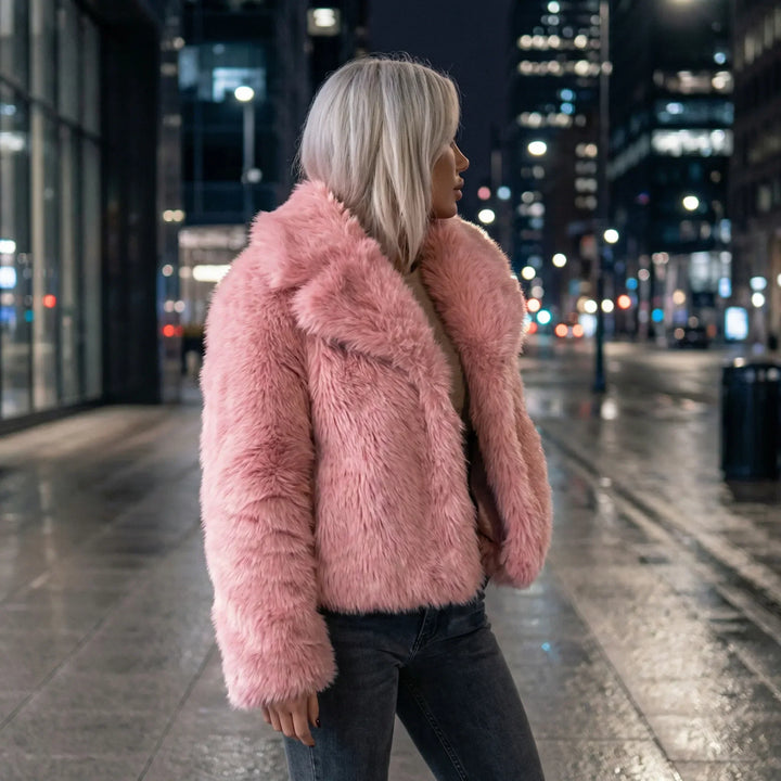 Kort, fluffig statementkappa för dam i poppy-färg. Trendigt ytterplagg med enastående stil, perfekt för fest.