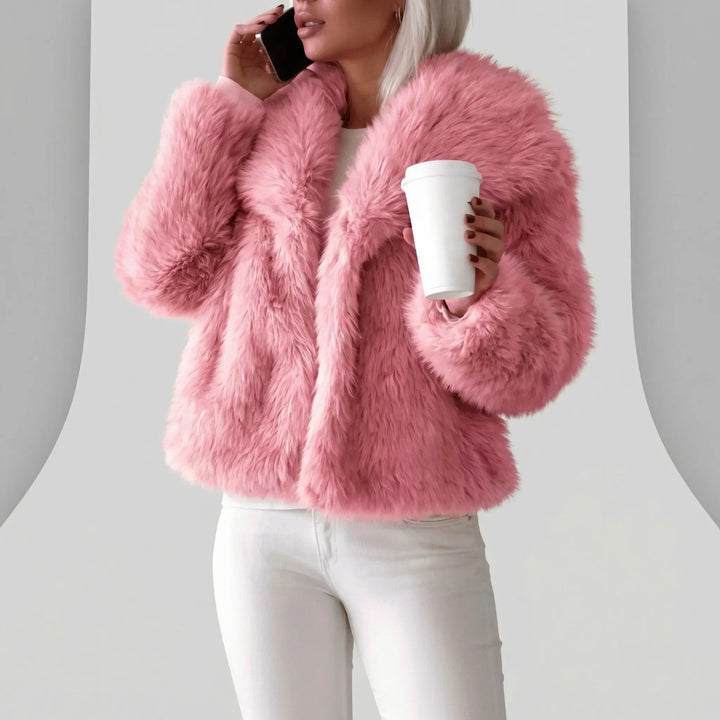 Elegant kort damkappa, statementkappa i poppy. Mångsidigt ytterplagg för både fest och vardag, ger trendig look.