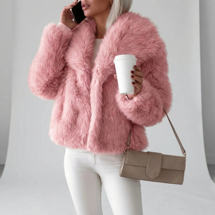 Trendig kort damkappa, en statementkappa i poppy-stil. Detta fluffiga ytterplagg är ett elegant val för mode.