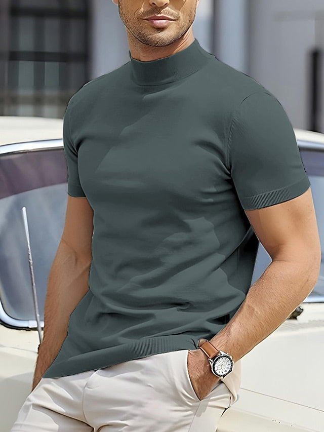 Herrtopp Liam med kort ärm och elegant polokrage. Ett stilrent basplagg för en modern vardagslook.