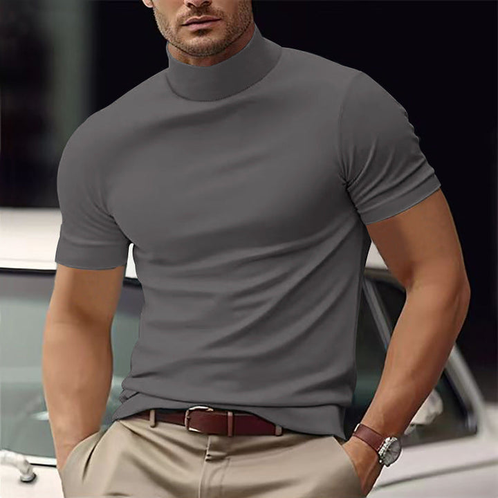Bekväm kortärmad t-shirt Liam för herr med polokrage. Ett modernt basplagg för alla tillfällen.