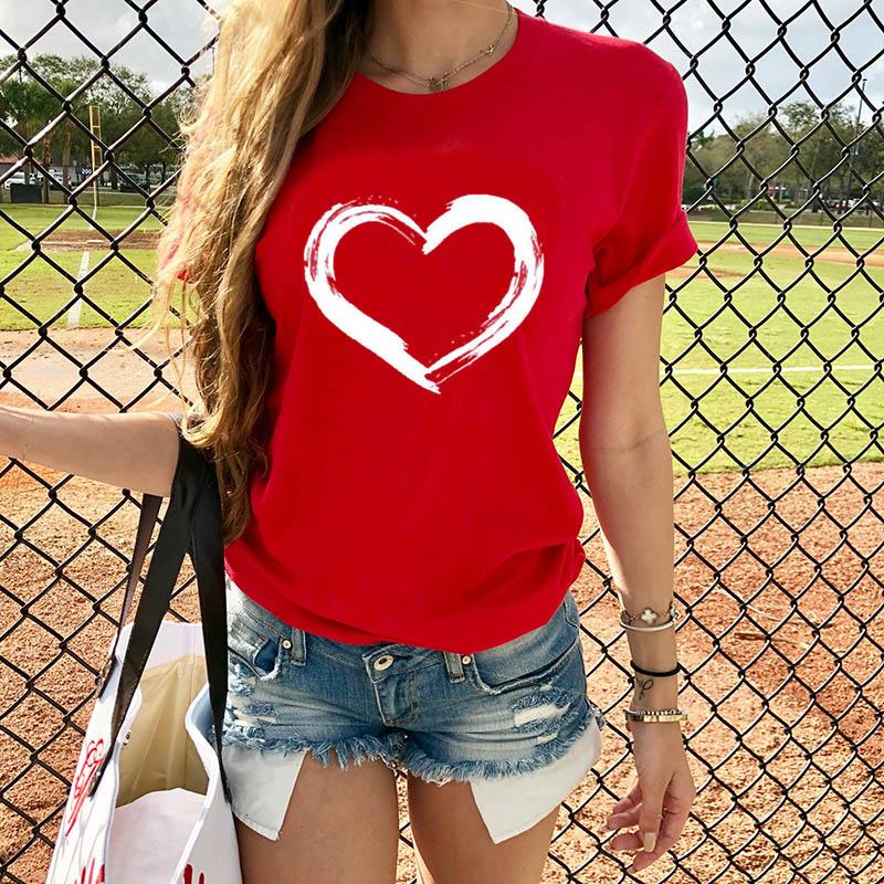 Dam T-shirt med hjärttryck i svart, grå, röd, rosa och mörkgrön färg med ett stort hjärttryck.