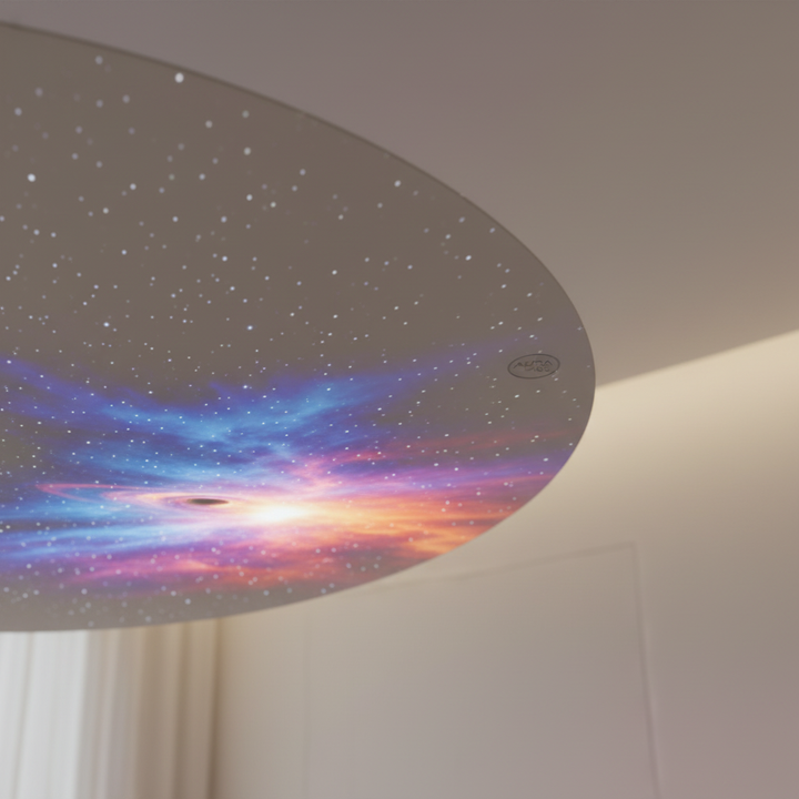 Detaljbild av CosmoLamp ljusprojektor; kompakt pryl som skapar en magisk stjärnhimmel & mysbelysning i rummet.