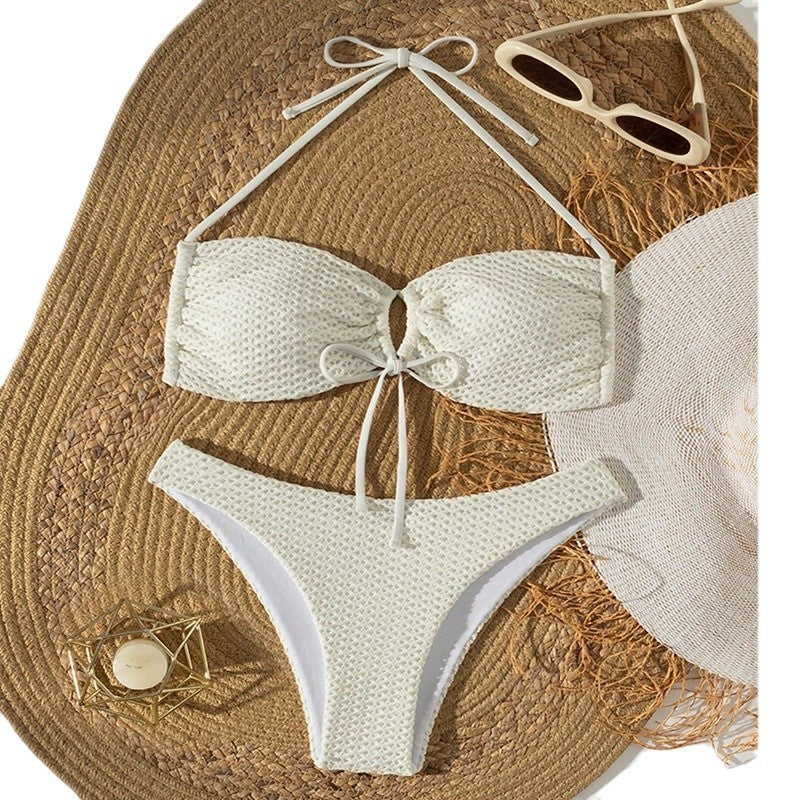 Lyxig crème damtriangelbikini med unik knutdetalj & elastisk midja. Perfekta strandkläder för sommar.