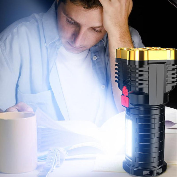 Kraftfull vattentät ficklampa med stark ljusstyrka, ABS-konstruktion och USB-laddning för utomhusäventyr.