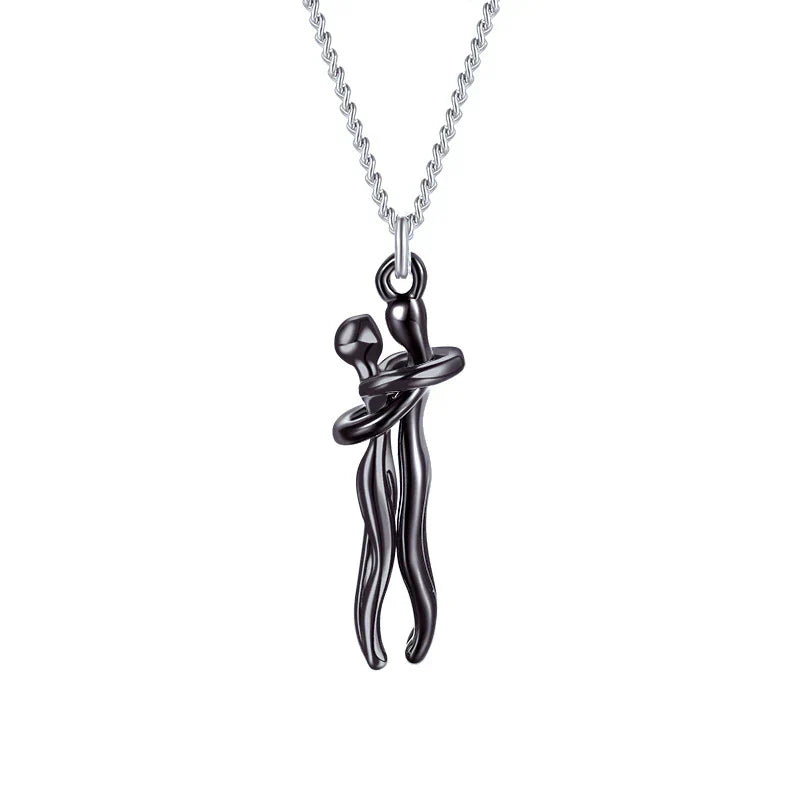 Modell bär ett stiligt unisex kramhalsband i legering, ett smycke som uttrycker samhörighet.