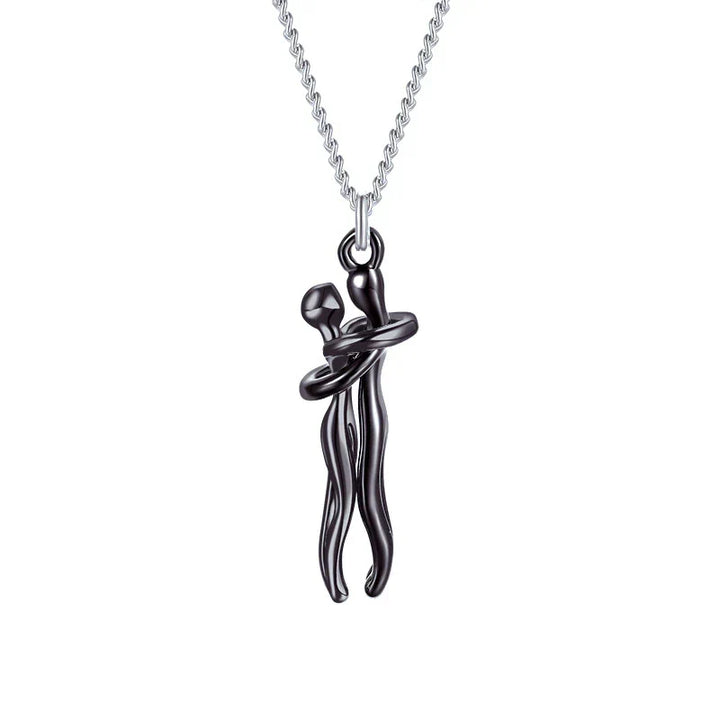 Modell bär ett stiligt unisex kramhalsband i legering, ett smycke som uttrycker samhörighet.
