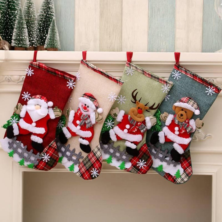 "Kreativ julstrumpa presentpåse i linnetyg med julmotiv, perfekt som dekoration och för små gåvor under granen."