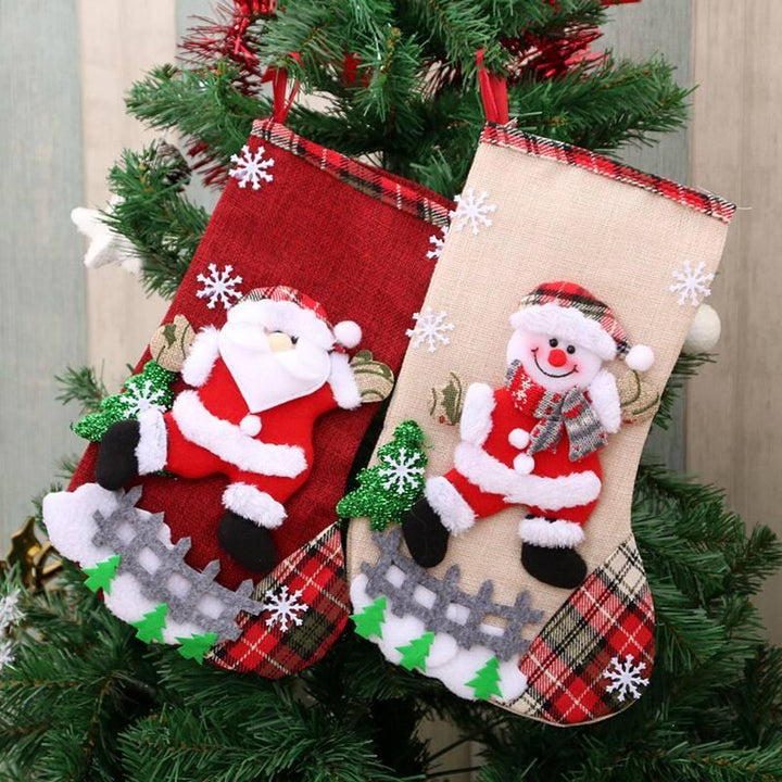 "Kreativ julstrumpa presentpåse i linnetyg med julmotiv, perfekt som dekoration och för små gåvor under granen."