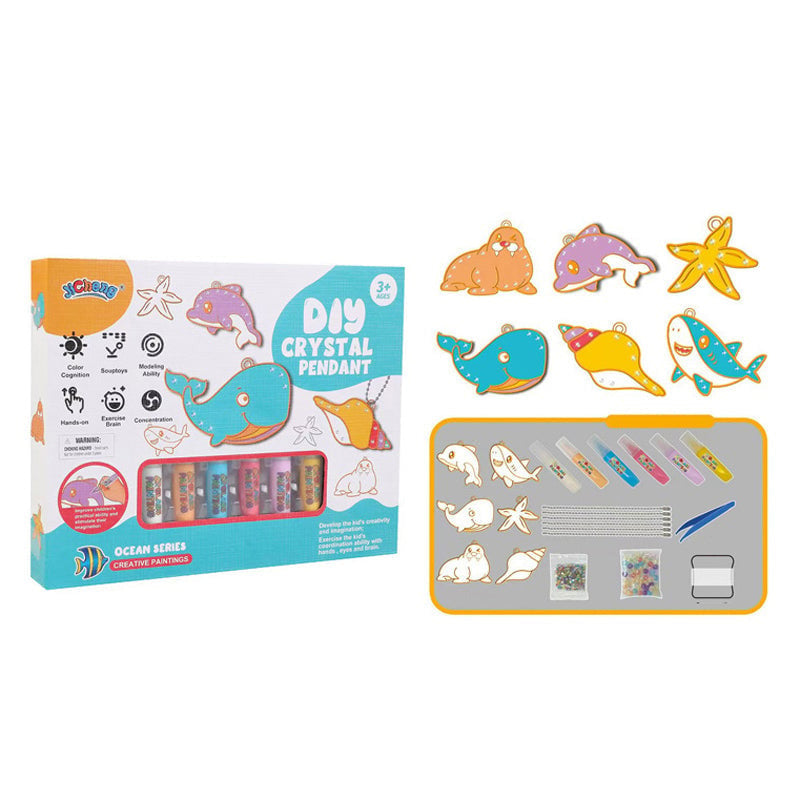 "Kristallmålning DIY Kit med 6 färgglada hängen, barn som skapar konstverk och dekorerar med diamanter."