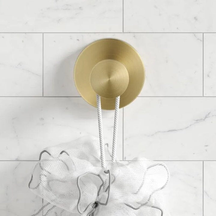 Krokar med sugpropp i rostfritt stål, visade i svart, silver och guld, perfekta för badrum och kök.