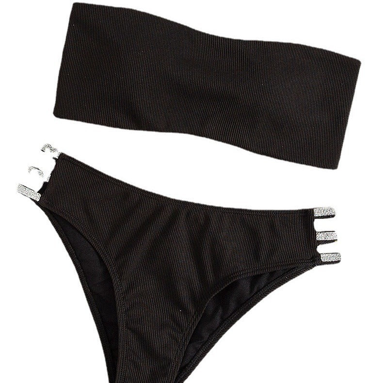 Närbild av damtriangelbikini i kungblå med elegant remdesign. Högkvalitativa snabbtorkande badkläder.