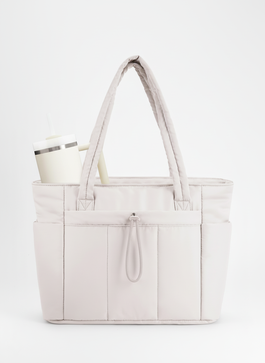 Elegant damväska PuffBag med rymliga fack och en praktisk mugghållare. Stilren och funktionell design.