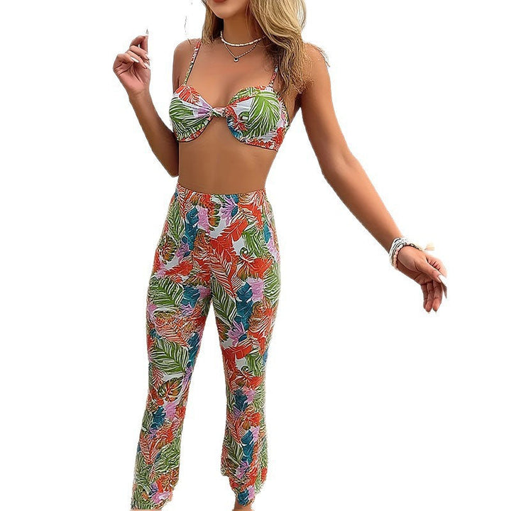 Elegant kvinna njuter av solen i bekväm tvådelad strandoutfit med blommönster, idealisk för mode och semester.