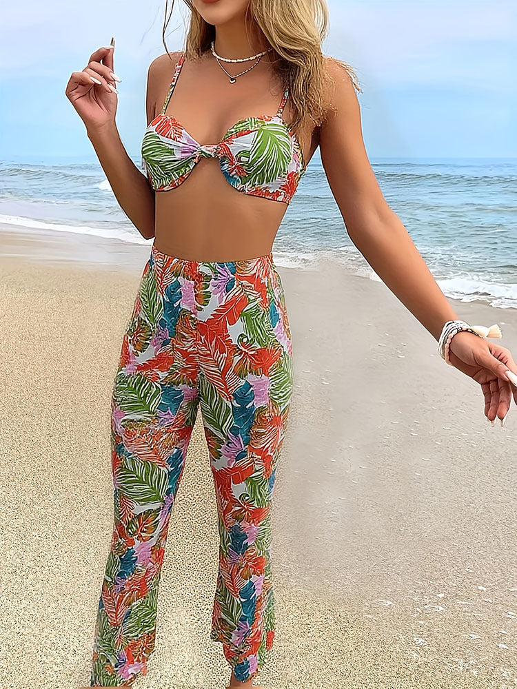 Från ryggen: Tvådelad strandoutfit för damer med stilrent blommönster, perfekt för sommar och badkläder.