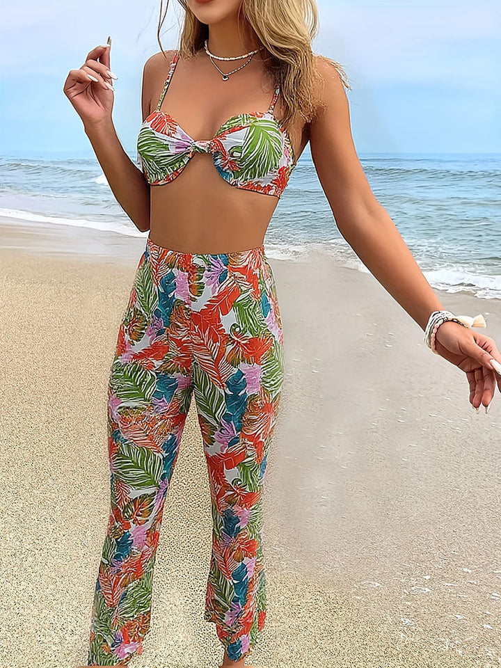 Från ryggen: Tvådelad strandoutfit för damer med stilrent blommönster, perfekt för sommar och badkläder.