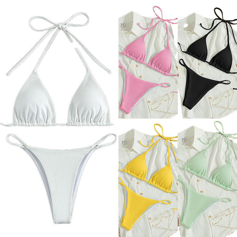 Kvinnlig triangelbikini med justerbara band, ribbad textur. Perfekt för sommar & strandmode.