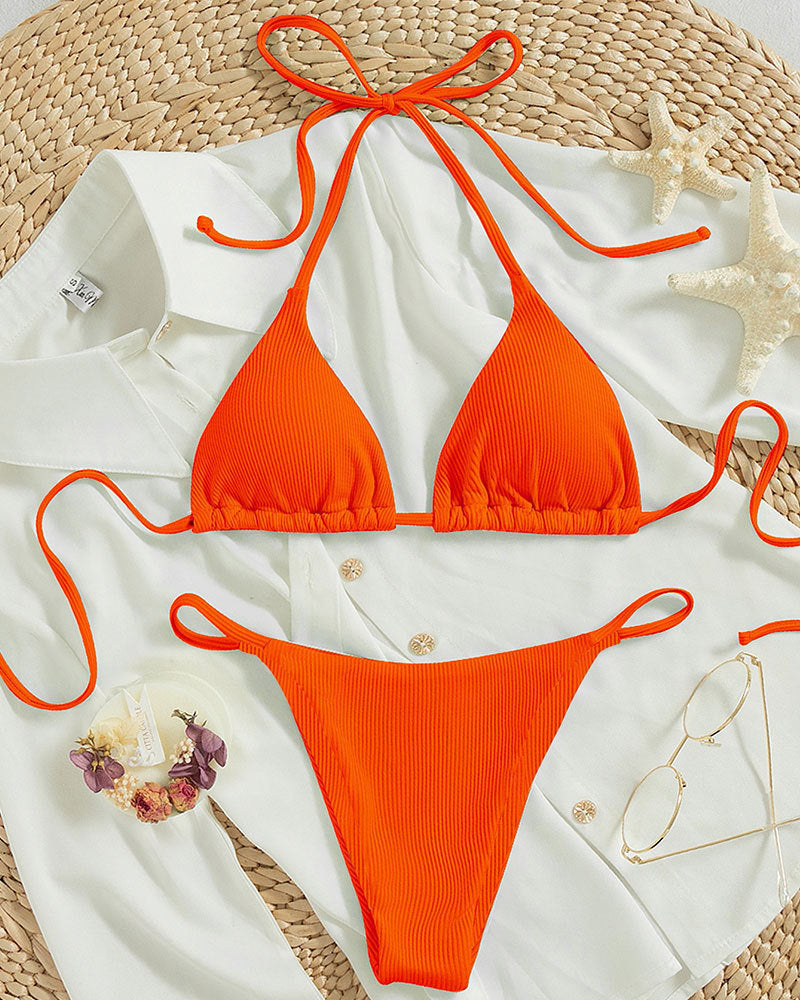 Snygg triangelbikini för kvinnor med räfflad yta. Justerbara band för optimal komfort.