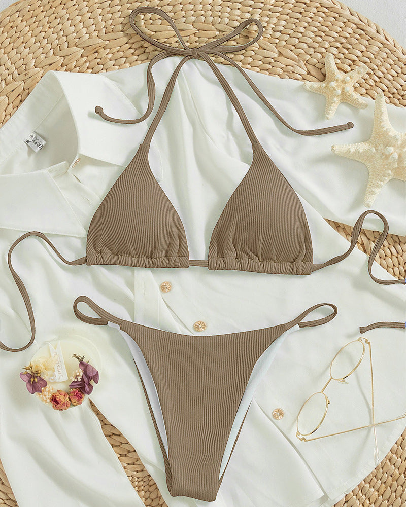 Poolkläder dam: Triangelbikini med justerbara band & en modern räfflad design.