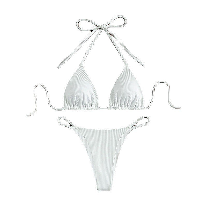 Damtriangelbikini med räfflad struktur. Bekväma, justerbara band för alla badaktiviteter.