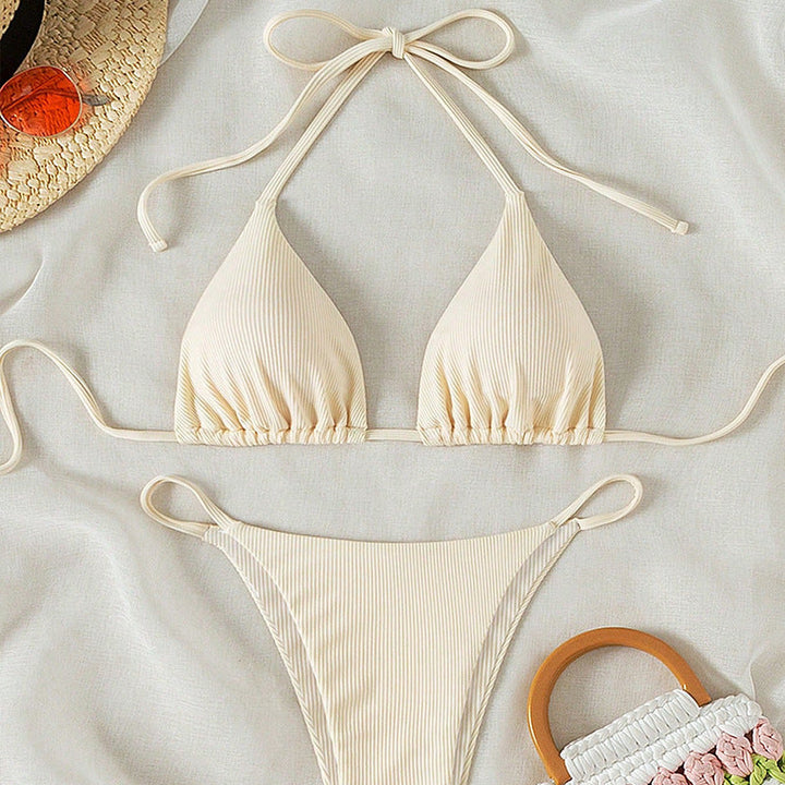 Sommarbikini för damer: Triangelmodell med justerbara band & stilren räfflad finish.