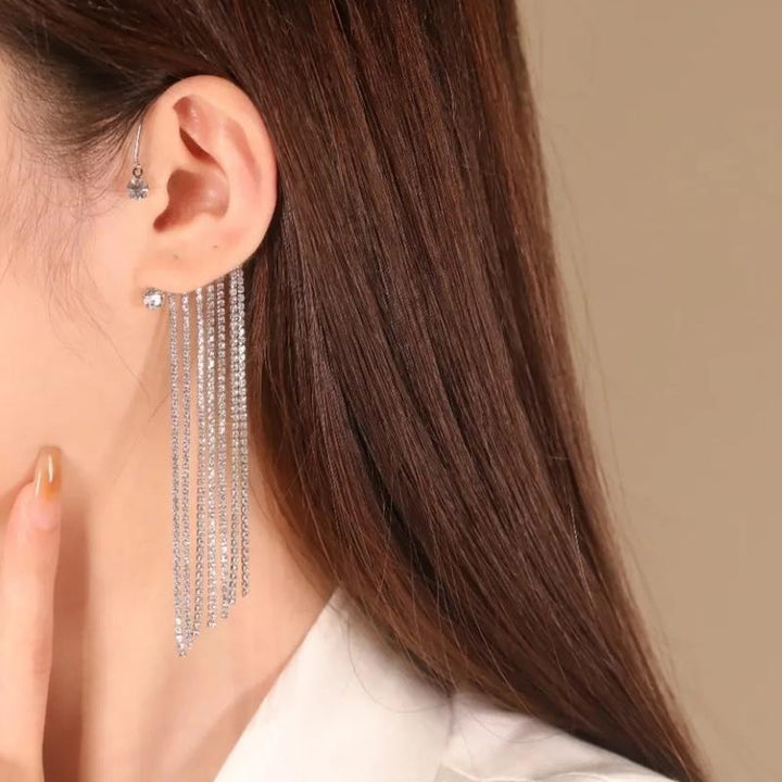 Kvinnors glittrande diamant tofsörhängen i silver och guld, eleganta och moderna accessoarer med gnistrande zirkoner.