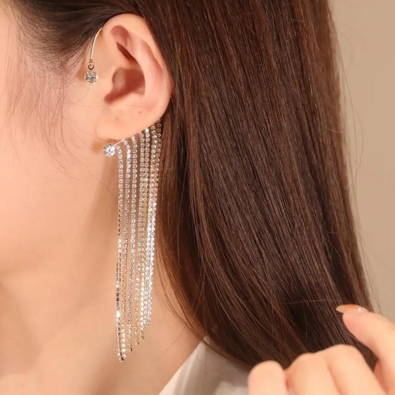 Kvinnors glittrande diamant tofsörhängen i silver och guld, eleganta och moderna accessoarer med gnistrande zirkoner.
