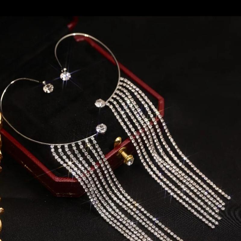 Kvinnors glittrande diamant tofsörhängen i silver och guld, eleganta och moderna accessoarer med gnistrande zirkoner.