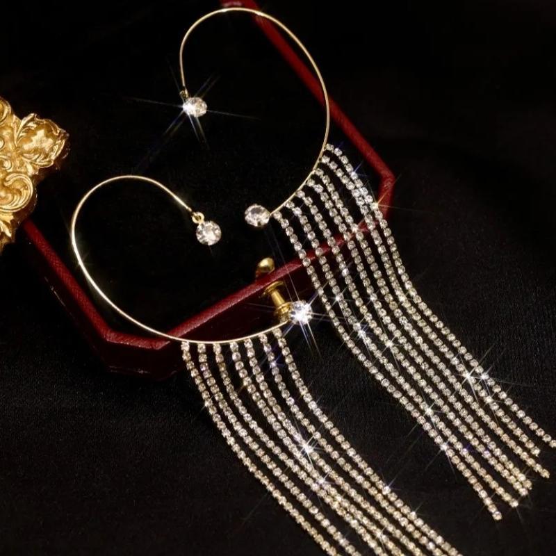 Kvinnors glittrande diamant tofsörhängen i silver och guld, eleganta och moderna accessoarer med gnistrande zirkoner.