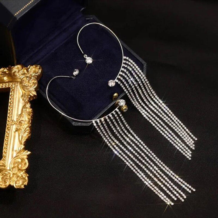 Kvinnors glittrande diamant tofsörhängen i silver och guld, eleganta och moderna accessoarer med gnistrande zirkoner.