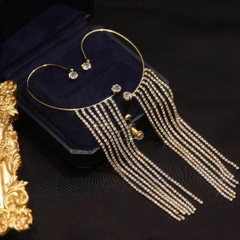 Kvinnors glittrande diamant tofsörhängen i silver och guld, eleganta och moderna accessoarer med gnistrande zirkoner.