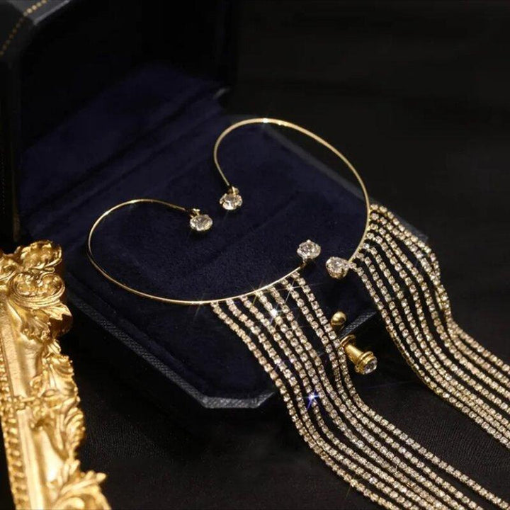 Kvinnors glittrande diamant tofsörhängen i silver och guld, eleganta och moderna accessoarer med gnistrande zirkoner.