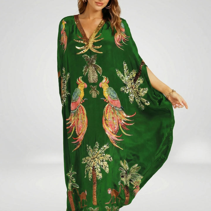 Kvinna i luftig, ankellång kaftan Addison. Lös passform, perfekt som bekväm strand- eller sommarklänning.