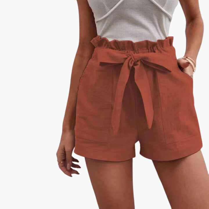Avslappnade kvinnors shorts med knytband, sidofickor, perfekta för sommarsemester.
