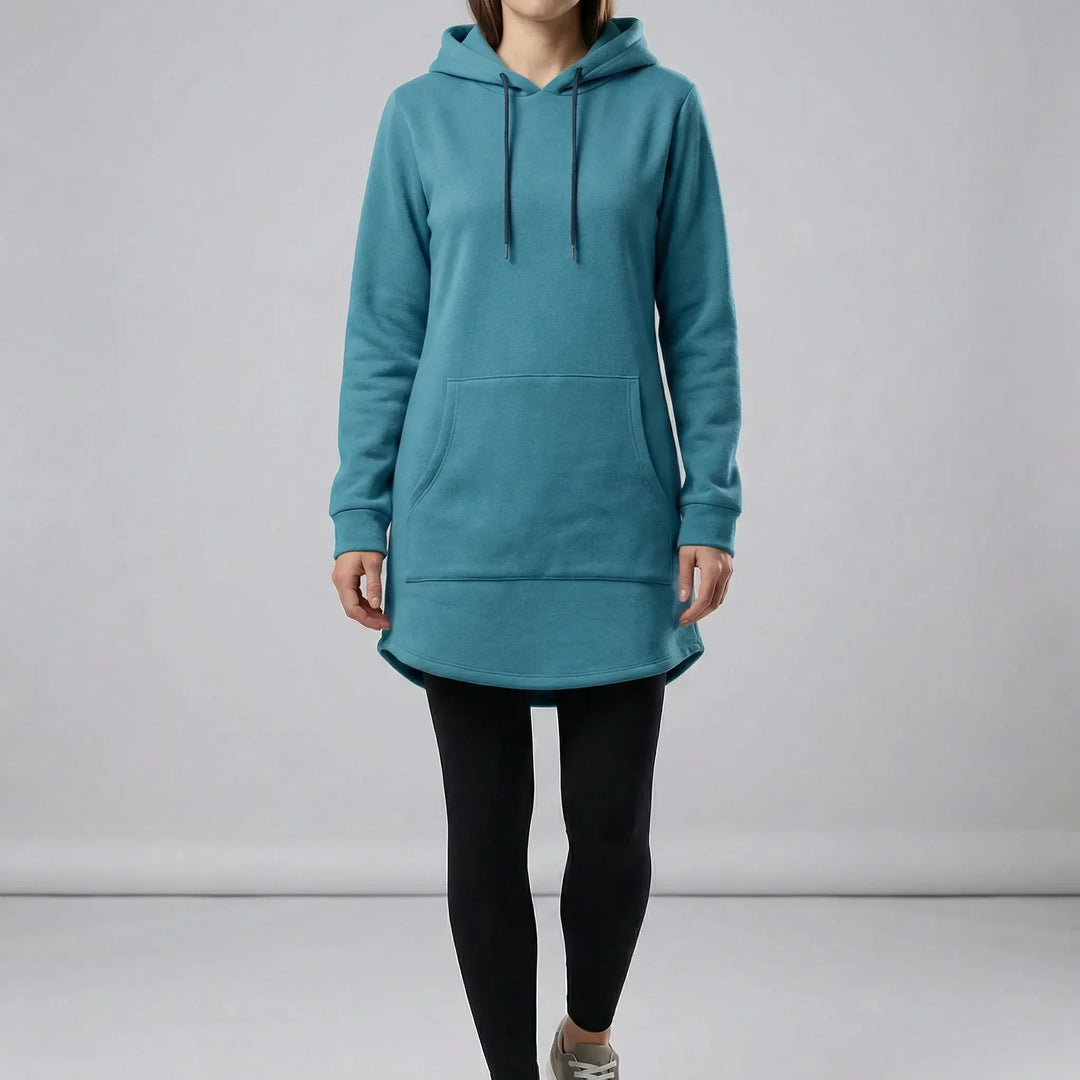 Modern hoodieklänning för dam, med känguruficka, designad för bekväm vardag och streetwear-look.
