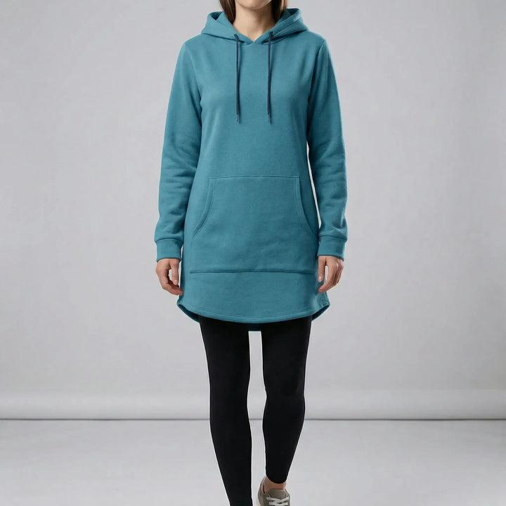 Modern hoodieklänning för dam, med känguruficka, designad för bekväm vardag och streetwear-look.