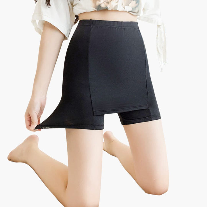 Kvinnors bekväma kjolshorts med bred midja och integrerade innerbyxor, perfekt för sommar och casual stil.