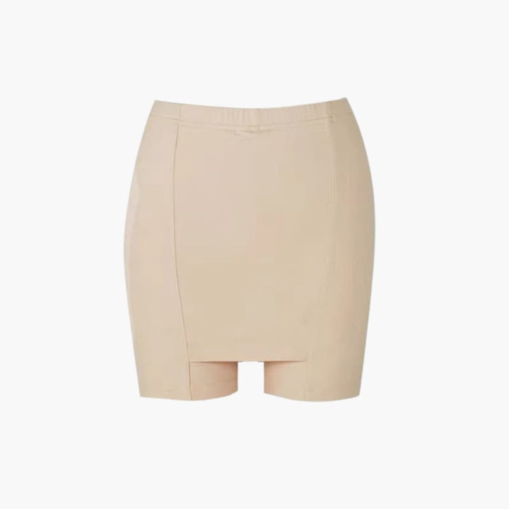 Mångsidiga kvinnors kjolshorts med smickrande bred midja och inbyggda shorts för en säker och bekväm passform.