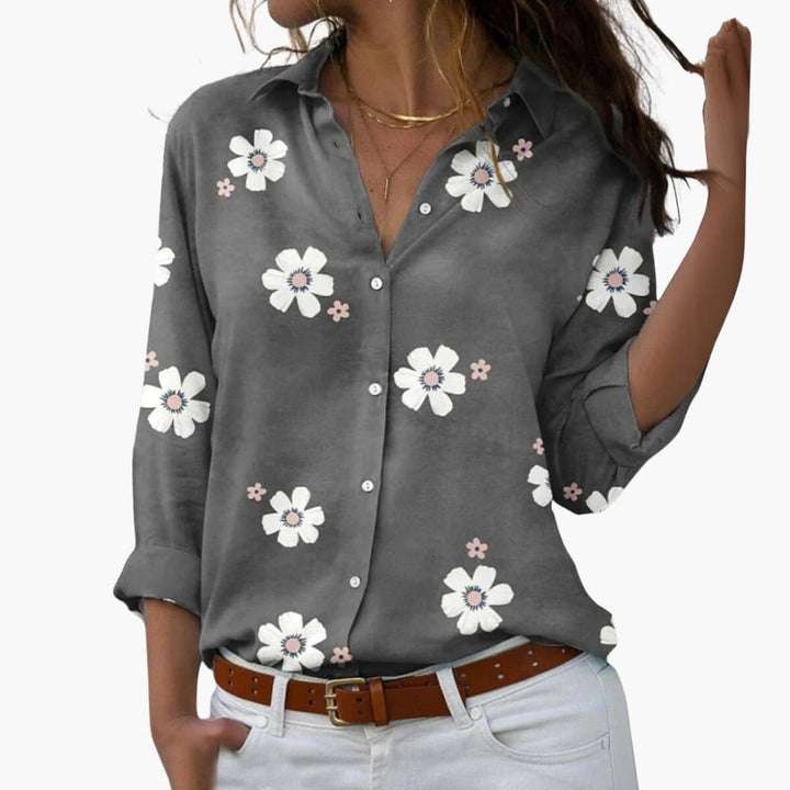 Kvinnors blommig kortärmad sommarblus med elegant blommönster, perfekt för en ledig men stilfull look.