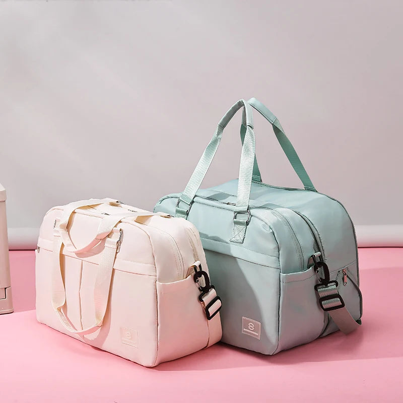 Praktisk kvinnors resväska med utdragbar design. Lätt att packa för weekendresan, smidigt bagage.
